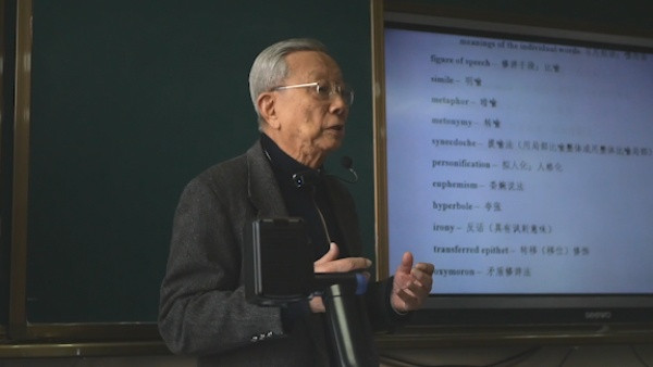 西安一高校90岁老教授坚持站立给学生上课: 上到上不动为止