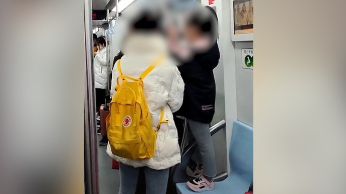 “你不教育我来教育”! 上海地铁上一女乘客霸气喊话孩子家长