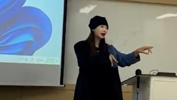 中国留学生在韩国课堂上展示戏曲: 老师同学连连称赞