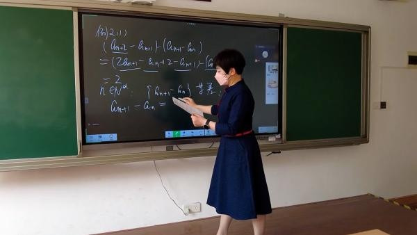上海一高中老师到无人教室上网课: 望给予学生更多代入感