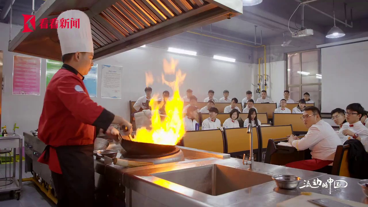 视频|90后女孩放弃本科入读龙虾学院 苦练成大厨