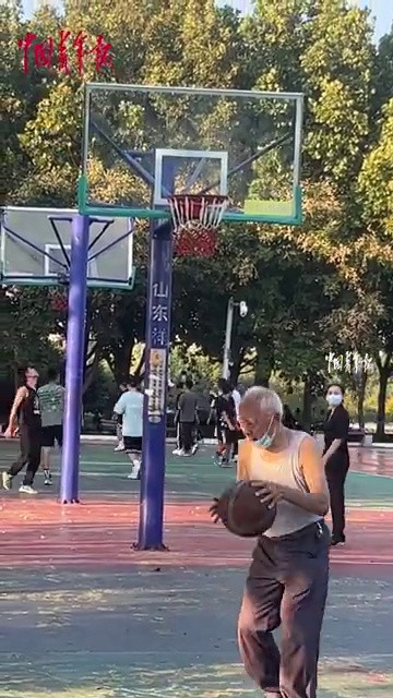 八旬退休教师背后绕球上篮引欢呼