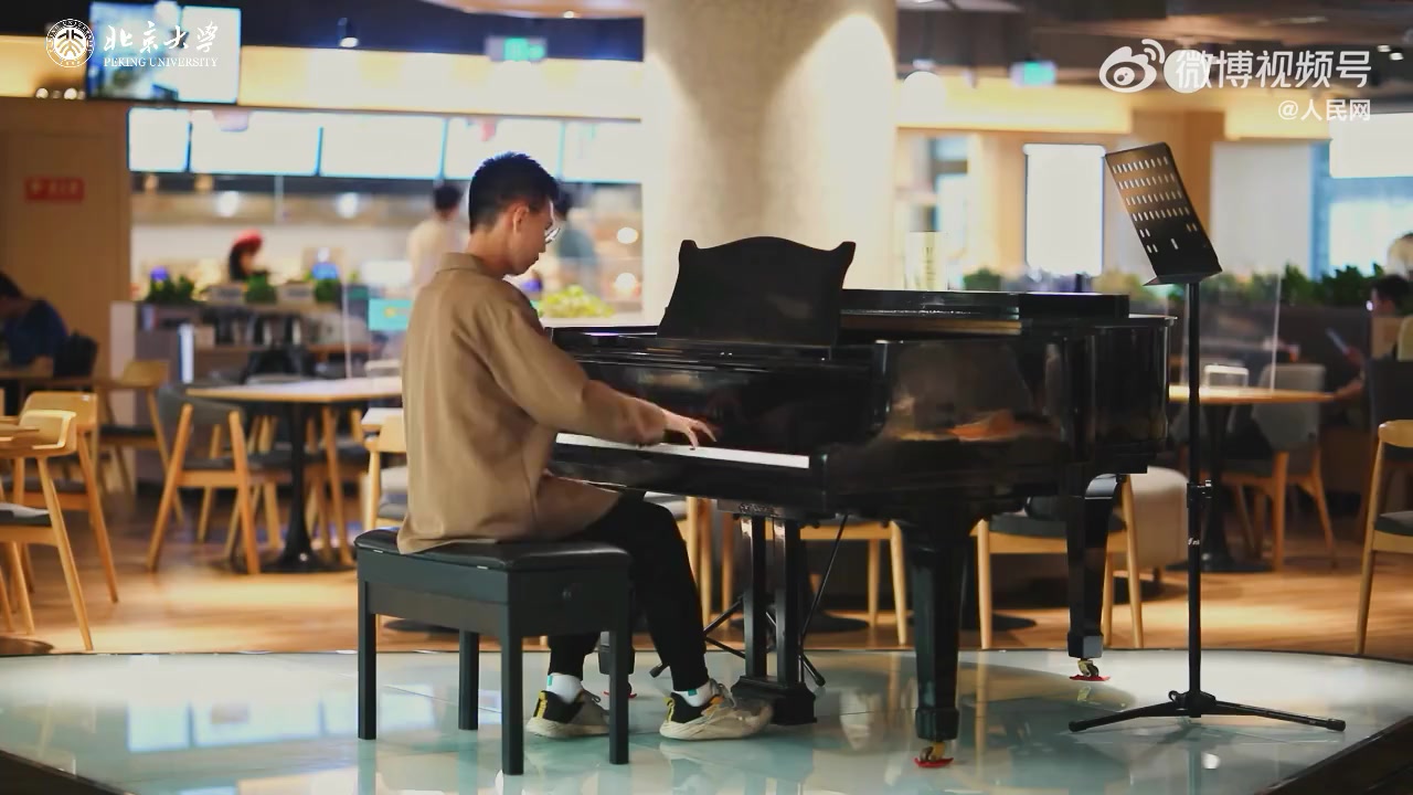 大学食堂里放一架钢琴会有什么体验?