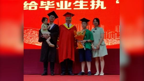 38岁大学生携妻儿参加毕业礼: 4年前再高考, 兼顾家庭学业