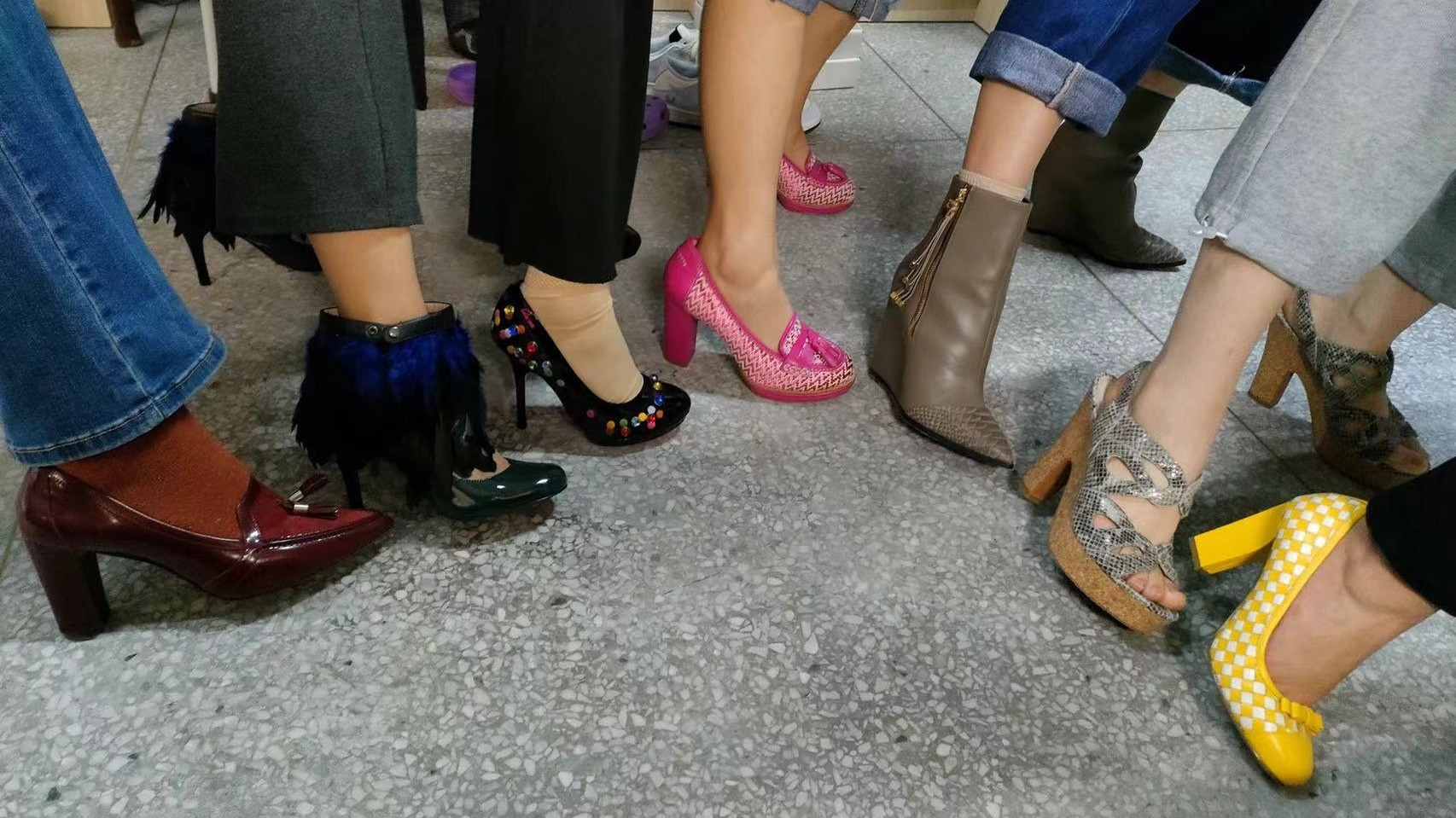 四川一高校女生节给学生送高跟鞋, 学生: 送的不是鞋而是快乐