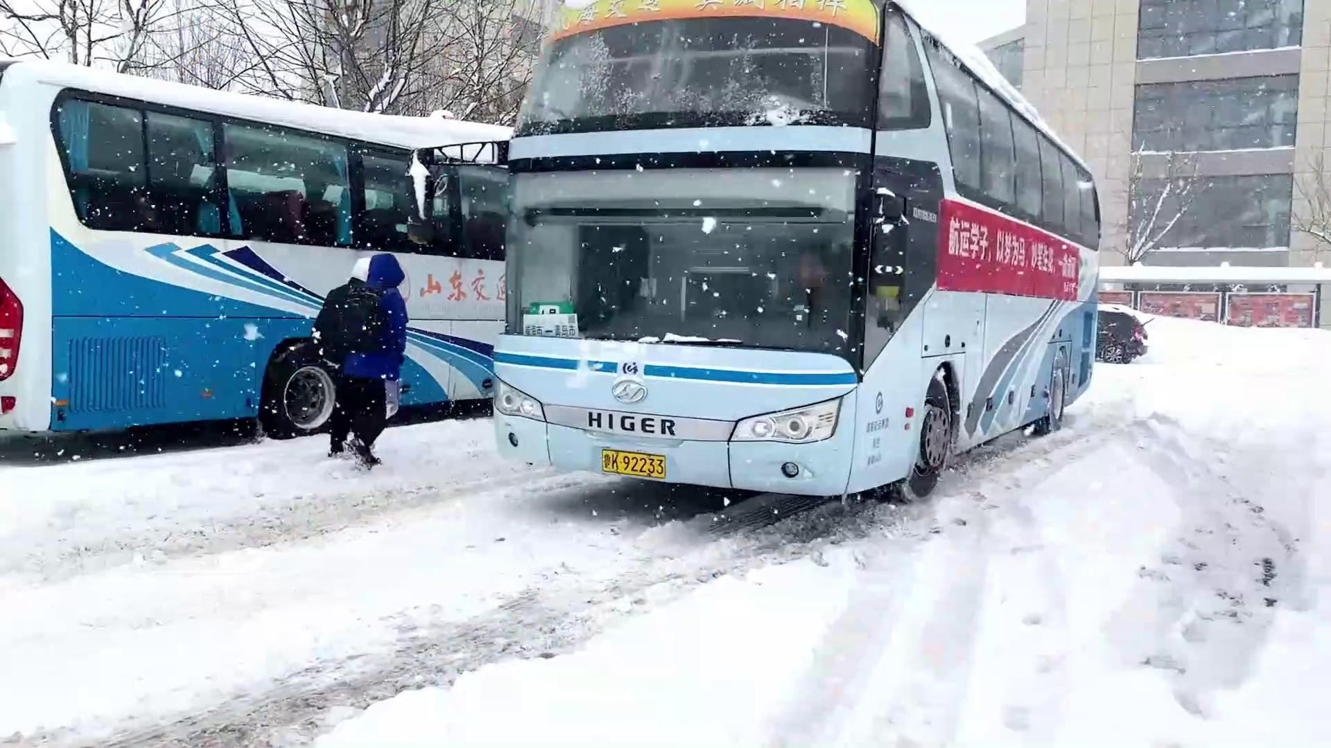 暖心! 研考在即突降暴雪, 山东交通学院安排大巴车护送考研学子