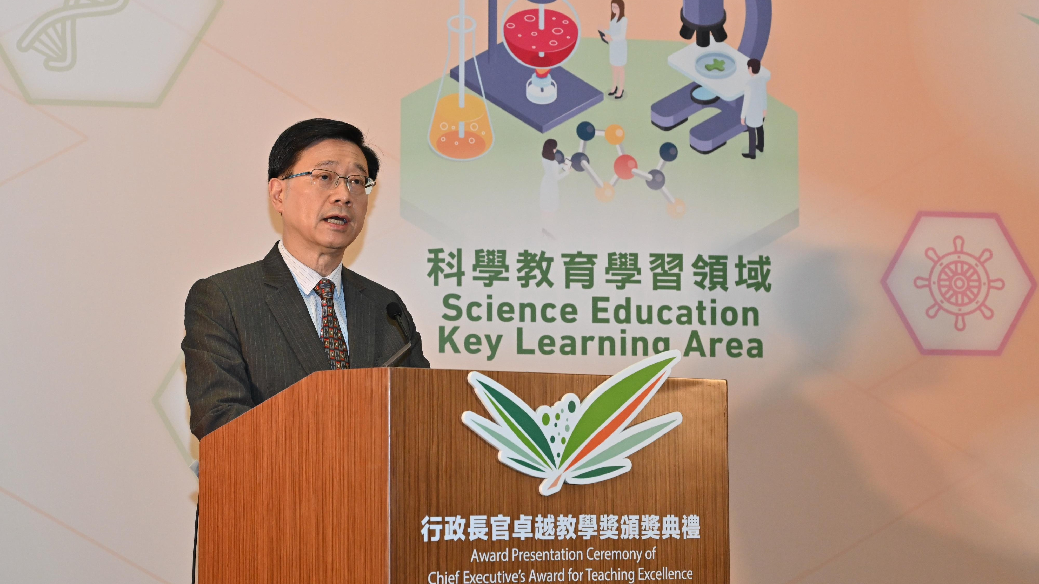李家超盼香港教育界为青年创造更多机会, 让学生尽展所长