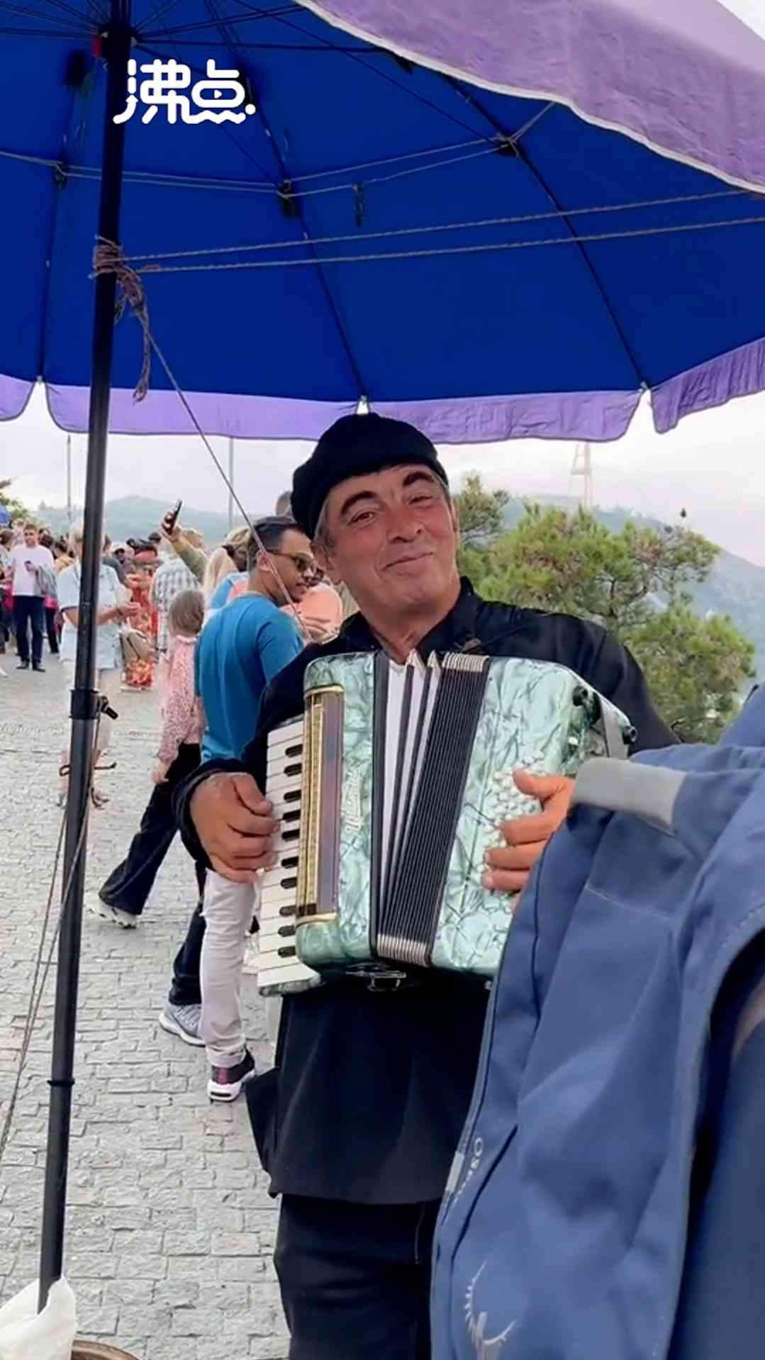 网友在格鲁吉亚遇外国老爷爷 用手风琴演奏中国国歌