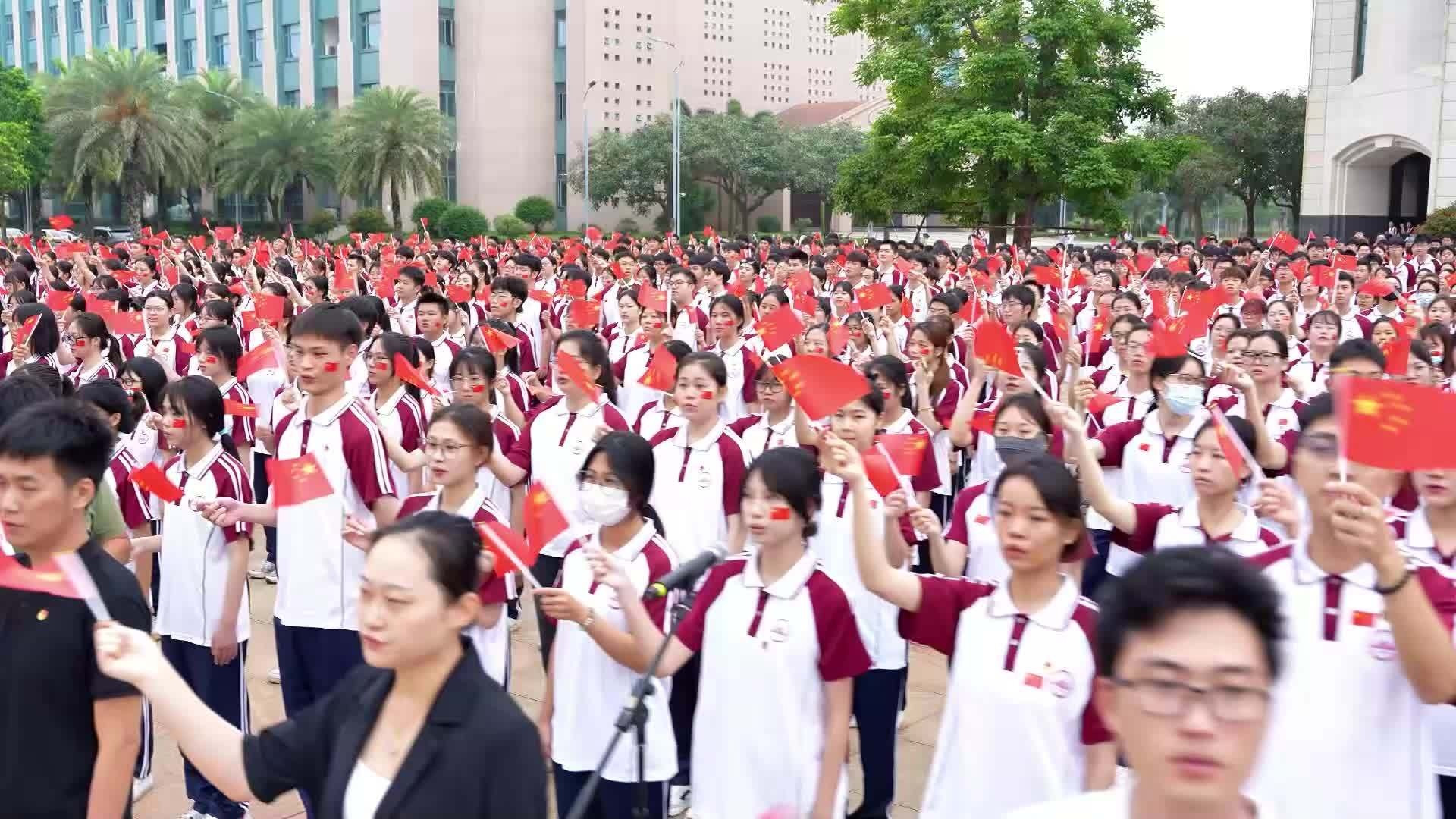 热血! 湛江科技学院学子与天安门国旗班班长一起升国旗