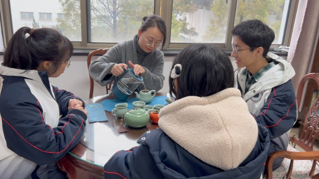 浙江高中老师连续三年为学生泡茶, 借茶之韵味与语文学习结合