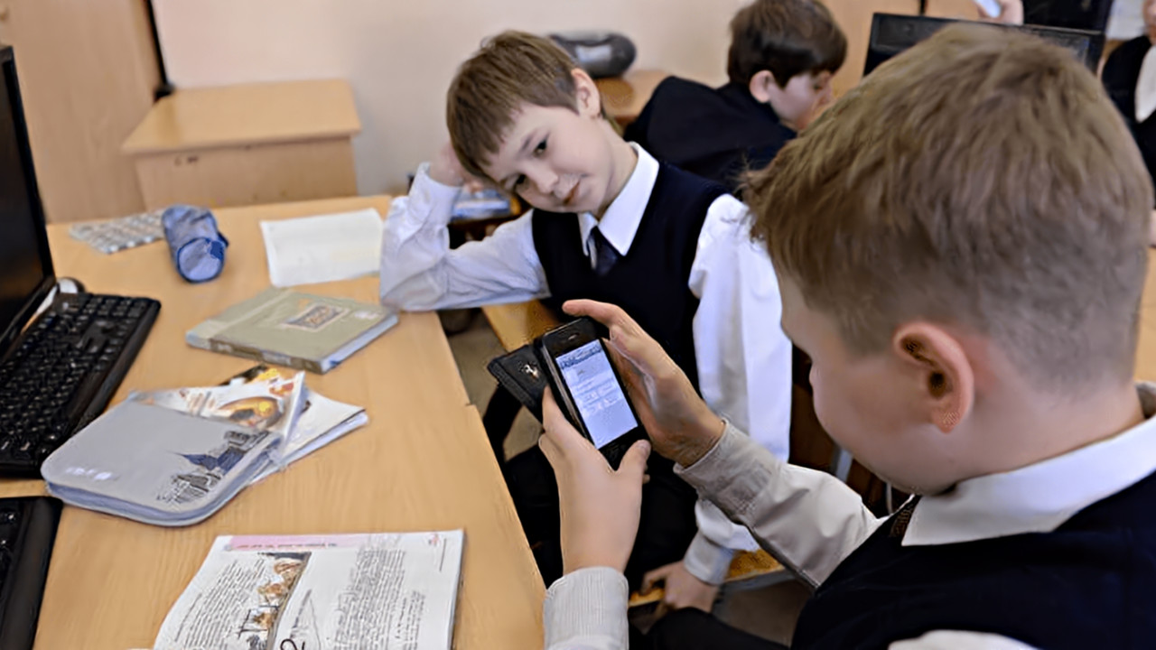 俄罗斯中小学校将禁用手机