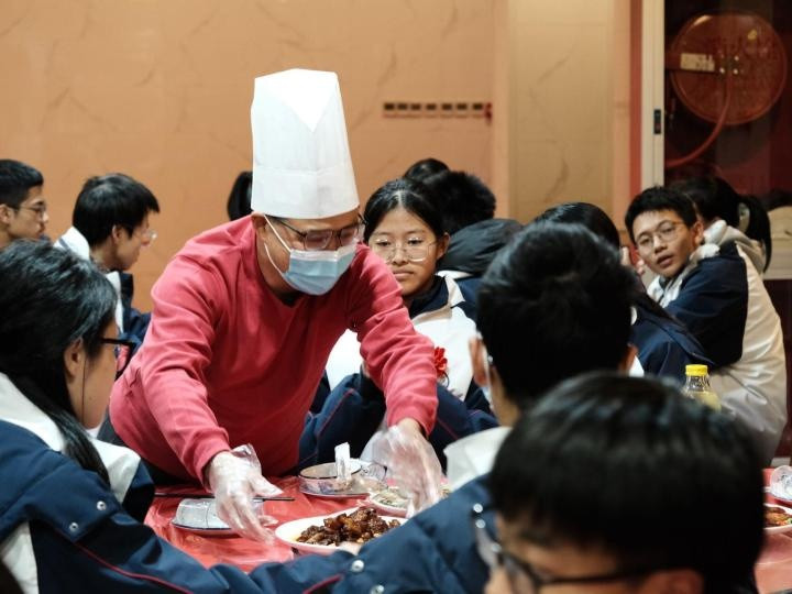 最温馨的表彰! 衢州120名学生集体“吃席”, 学校: 这个活动要一直办下去
