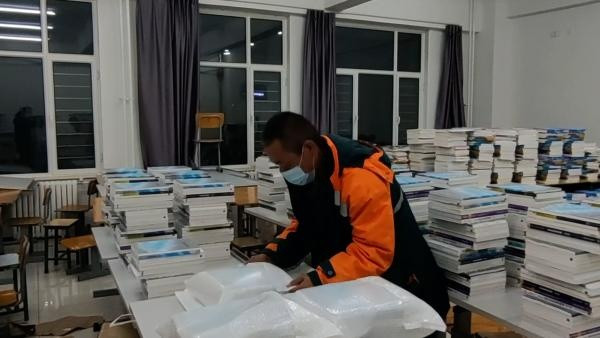 内蒙古一高校为上万名居家上网课学生免费邮寄教材