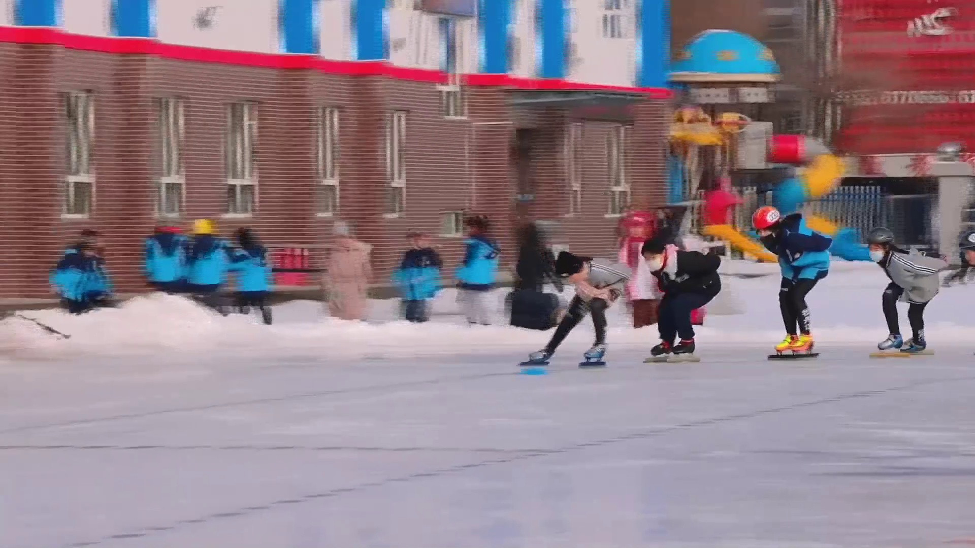 牡丹江一小学连续浇冰场40年教学生滑冰